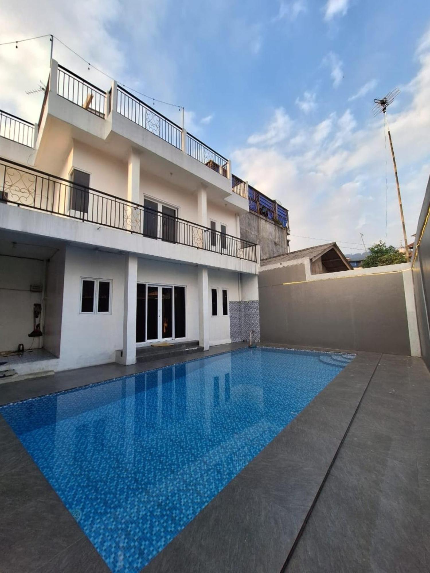 Villa Putih Cisarua Luaran gambar